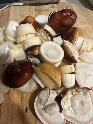 Mentre la pasta cuoce, lavare bene il matsutake e tagliarlo a pezzetti più piccoli per facilitarne la lavorazione
