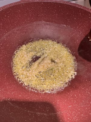 In una padella calda con olio di semi di lino, soffriggere l'aglio tritato a fuoco basso fino a quando non diventa aromatico