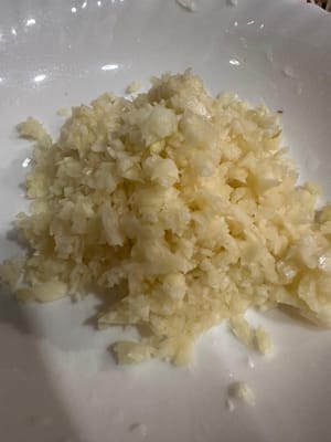 frullare rispettivamente il matsutake e l'aglio