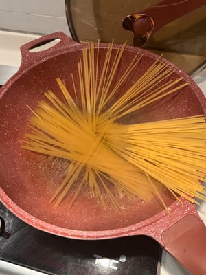 In una pentola di acqua bollente, aggiungere circa un cucchiaino di sale e cuocere gli spaghetti secondo i tempi di cottura indicati sulla confezione