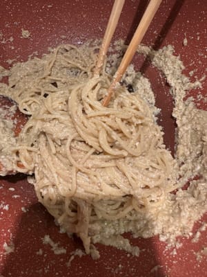 una volta pronto, impiatta e decora con caviale e aggiungi un filo di olio di avocado per un sapore extra. Buon appetito!