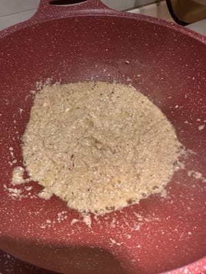 aggiungere il matsutake macinato e il pesto al tartufo. Continuare a soffriggere fino a ottenere una consistenza cremosa.