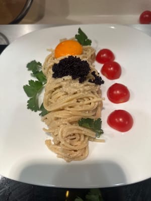 una volta pronto, impiatta e decora con caviale e aggiungi un filo di olio di avocado per un sapore extra. Buon appetito!