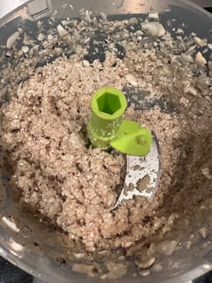 frullare rispettivamente il matsutake e l'aglio