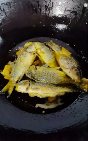 Potong jahe dan bawang putih menjadi irisan