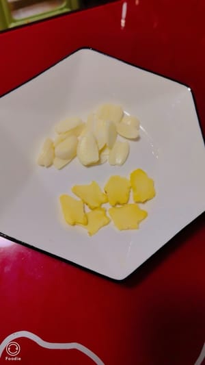 把姜蒜切成一片片形状