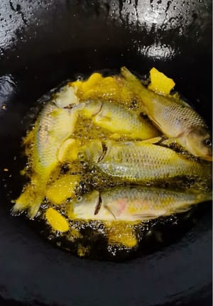 Panaskan wajan, tambahkan minyak, dan panaskan minyak hingga 90 derajat. Masukkan irisan jahe dan bawang putih ke dalam wajan.