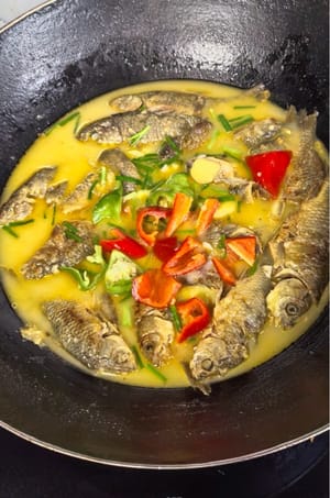 tambahkan air mendidih, mie ikan, anggur masak, masak dengan api sedang-tinggi selama 15 hingga 20 menit