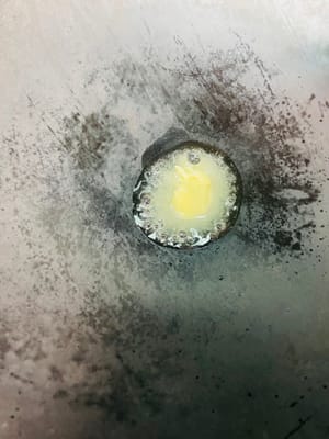 鍋子燒熱，調小火，加入牛油炒至融化。