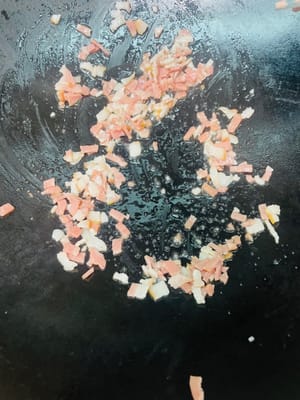 倒入培根炒乾水份。
