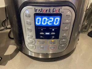 若以instant pot煮，以「煲湯模式」煮二十分鐘。若用明火煮食， 則需45分鐘。