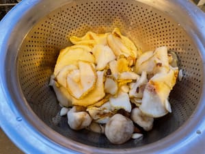 以上物品燙水後放入篩中瀝乾水分。
