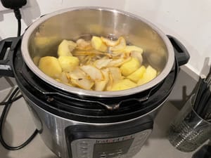 水滾後把上述所有材料放入鍋中。