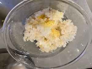 把雪耳浸泡水中，待其發大、軟身，剪去雪耳硬身及黑色地方。