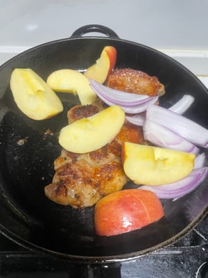 再把切好的蘋果、洋蔥倒進去翻炒兩下,接著加2匙生抽、1匙老抽、300ml可樂(沒過豬扒一半就行)。