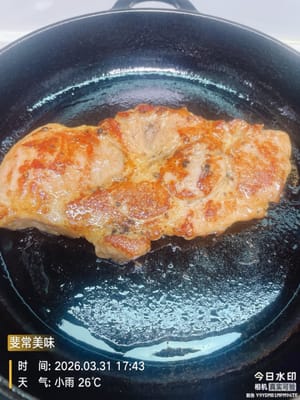 鍋裡多放油,油熱後把醃好的豬扒放進去,中小火煎到兩面金黃,邊緣微微焦脆就行(別煎太老,後面還要燜)。