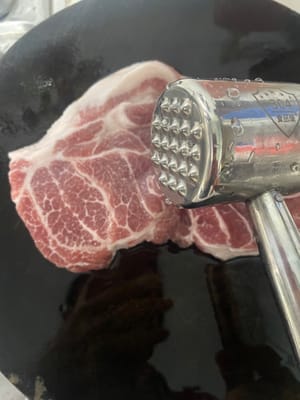 選帶雪花的梅頭肉,用肉錘(沒有就用刀背)把肉敲鬆敲扁,讓肉不緊實、吃起來不柴。
然後加黑胡椒粉、料酒、一點點小蘇打、生抽、蠔油、薑絲、玉米澱粉,抓勻後醃3小時以上(時間越久越入味,隔夜醃更絕!)