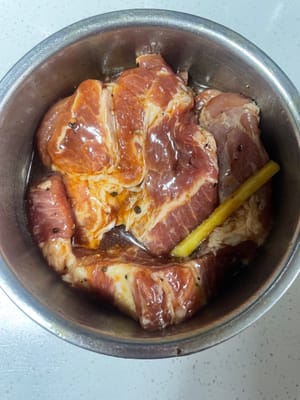 選帶雪花的梅頭肉,用肉錘(沒有就用刀背)把肉敲鬆敲扁,讓肉不緊實、吃起來不柴。
然後加黑胡椒粉、料酒、一點點小蘇打、生抽、蠔油、薑絲、玉米澱粉,抓勻後醃3小時以上(時間越久越入味,隔夜醃更絕!)