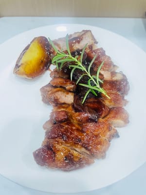 切好後,可以將鍋裡的汁淋在上面。