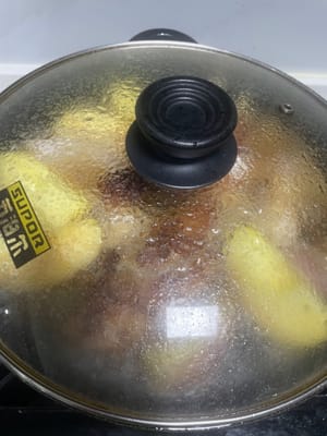 大火把可樂汁燒開,然後轉最小火,蓋蓋子燜10分鐘(期間翻一下面),讓蘋果的甜、可樂的香全滲進肉裡。最後開火,把鍋裡的湯汁收到濃稠掛在豬扒上,就可以關火裝盤啦!