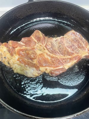 鍋裡多放油,油熱後把醃好的豬扒放進去,中小火煎到兩面金黃,邊緣微微焦脆就行(別煎太老,後面還要燜)。