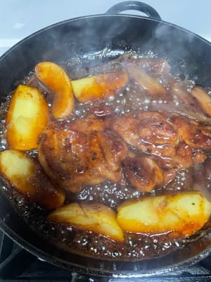 大火把可樂汁燒開,然後轉最小火,蓋蓋子燜10分鐘(期間翻一下面),讓蘋果的甜、可樂的香全滲進肉裡。最後開火,把鍋裡的湯汁收到濃稠掛在豬扒上,就可以關火裝盤啦!