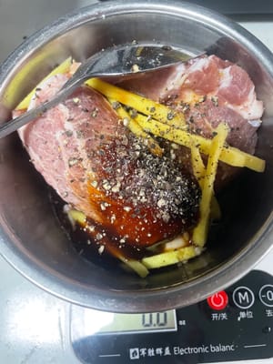 選帶雪花的梅頭肉,用肉錘(沒有就用刀背)把肉敲鬆敲扁,讓肉不緊實、吃起來不柴。
然後加黑胡椒粉、料酒、一點點小蘇打、生抽、蠔油、薑絲、玉米澱粉,抓勻後醃3小時以上(時間越久越入味,隔夜醃更絕!)