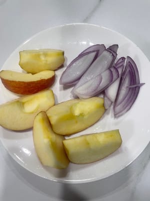 蘋果去核切成塊,洋蔥切條/塊,全部裝盤子裡備用,避免下鍋手忙腳亂。