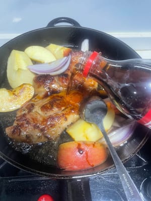 再把切好的蘋果、洋蔥倒進去翻炒兩下,接著加2匙生抽、1匙老抽、300ml可樂(沒過豬扒一半就行)。