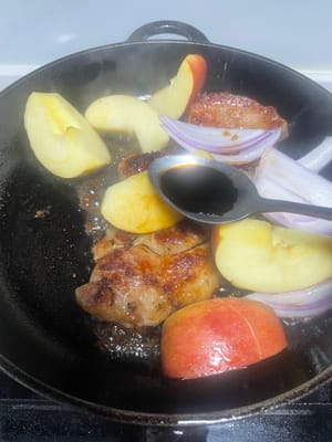 再把切好的蘋果、洋蔥倒進去翻炒兩下,接著加2匙生抽、1匙老抽、300ml可樂(沒過豬扒一半就行)。