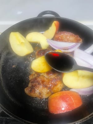 再把切好的蘋果、洋蔥倒進去翻炒兩下,接著加2匙生抽、1匙老抽、300ml可樂(沒過豬扒一半就行)。