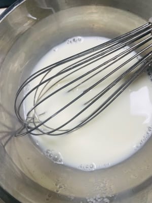 牛乳と砂糖の溶液を準備します。きれいなボウルを用意し、牛乳を注ぎ、お好みに応じて砂糖(25〜30グラム)を加え、ブレンダーで均一に混ぜます。