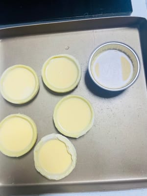 タルト生地にエッグタルトの液を注ぎます。レシピはタルト6個分ですが、「肉食動物」の私にはパイ生地はお断りです。私はエッグタルトの液を少し分けて、プリン状に焼き上げました。「純粋な甘さと柔らかさ」しか知らないこの人に、誰がそう言ったのでしょう?