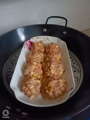 把搅拌好的肉馅。做成球形状。放入盘中。