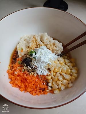 肉末100克，新鲜的玉米粒30克，胡萝卜丁20克，山药20克，食盐适量。生抽10毫升，葱蒜姜各5克，淀粉一茶勺，蚝油一.茶勺。