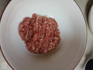 新鲜的肉沫100克备用
