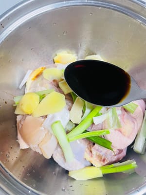 腌制鸡肉：鸡块加入生抽、姜、葱段、老抽、料酒、蚝油、白糖、淀粉抓匀，最后淋1汤匙食用油锁住水分，腌制20分钟（可冷藏过夜更入味）。
