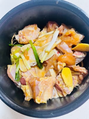 将鸡块倒入电饭煲，腌鸡汁也一起加入。按煮饭键即可。