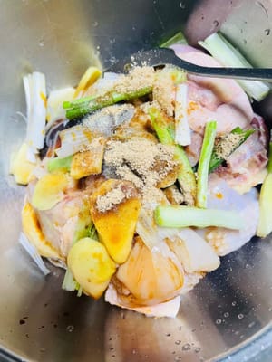 腌制鸡肉：鸡块加入生抽、姜、葱段、老抽、料酒、蚝油、白糖、淀粉抓匀，最后淋1汤匙食用油锁住水分，腌制20分钟（可冷藏过夜更入味）。