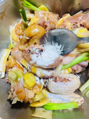 腌制鸡肉：鸡块加入生抽、姜、葱段、老抽、料酒、蚝油、白糖、淀粉抓匀，最后淋1汤匙食用油锁住水分，腌制20分钟（可冷藏过夜更入味）。