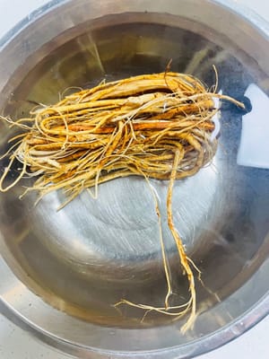 五指毛桃去腥：干货五指毛桃可能有轻微涩味，浸泡30分钟后冲洗干净再用。