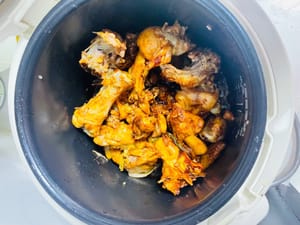 将鸡块倒入电饭煲，腌鸡汁也一起加入。按煮饭键即可。