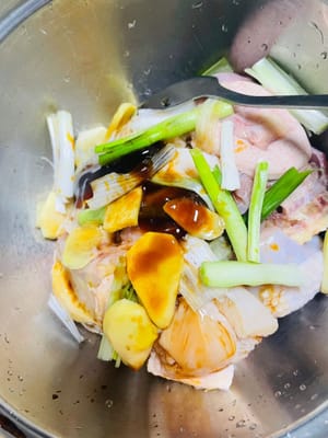 腌制鸡肉：鸡块加入生抽、姜、葱段、老抽、料酒、蚝油、白糖、淀粉抓匀，最后淋1汤匙食用油锁住水分，腌制20分钟（可冷藏过夜更入味）。