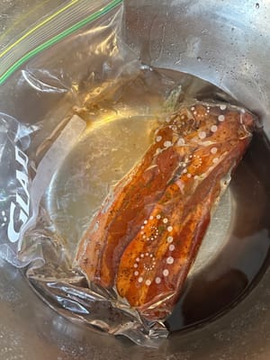 放入密封袋中，用一鍋水進行真空處理。