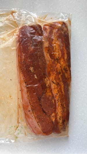 Girare e massaggiare la pancetta tra una cottura e l'altra