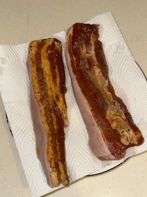 Dopo 5 giorni, lavare la pancetta per rimuovere il sale in eccesso e asciugarla con carta da cucina