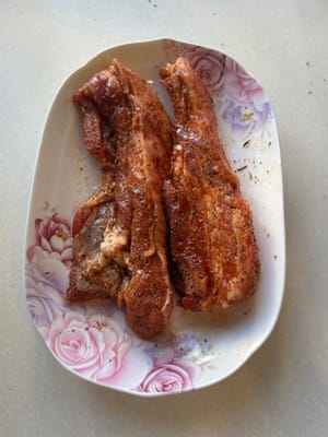 versare un po' di miele sulla pancetta di maiale e strofinarla per circa un minuto