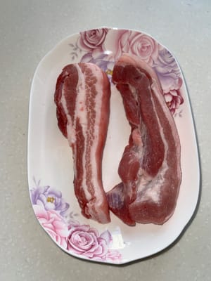 Per prima cosa lavare la pancetta di maiale e asciugarla con carta da cucina