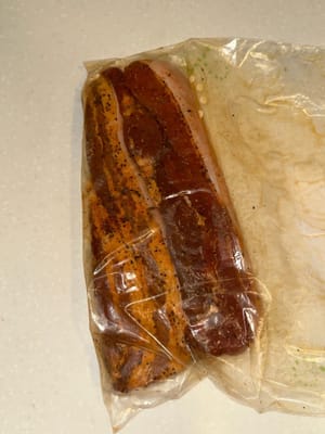 Dopo 5 giorni, lavare la pancetta per rimuovere il sale in eccesso e asciugarla con carta da cucina