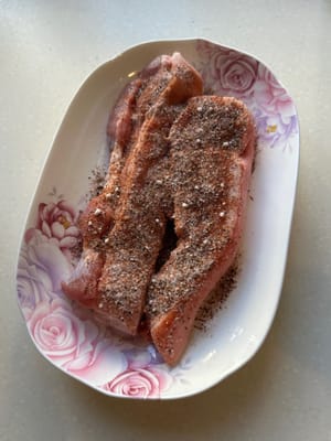 assicurarsi che tutti i lati della pancetta di maiale siano ben conditi